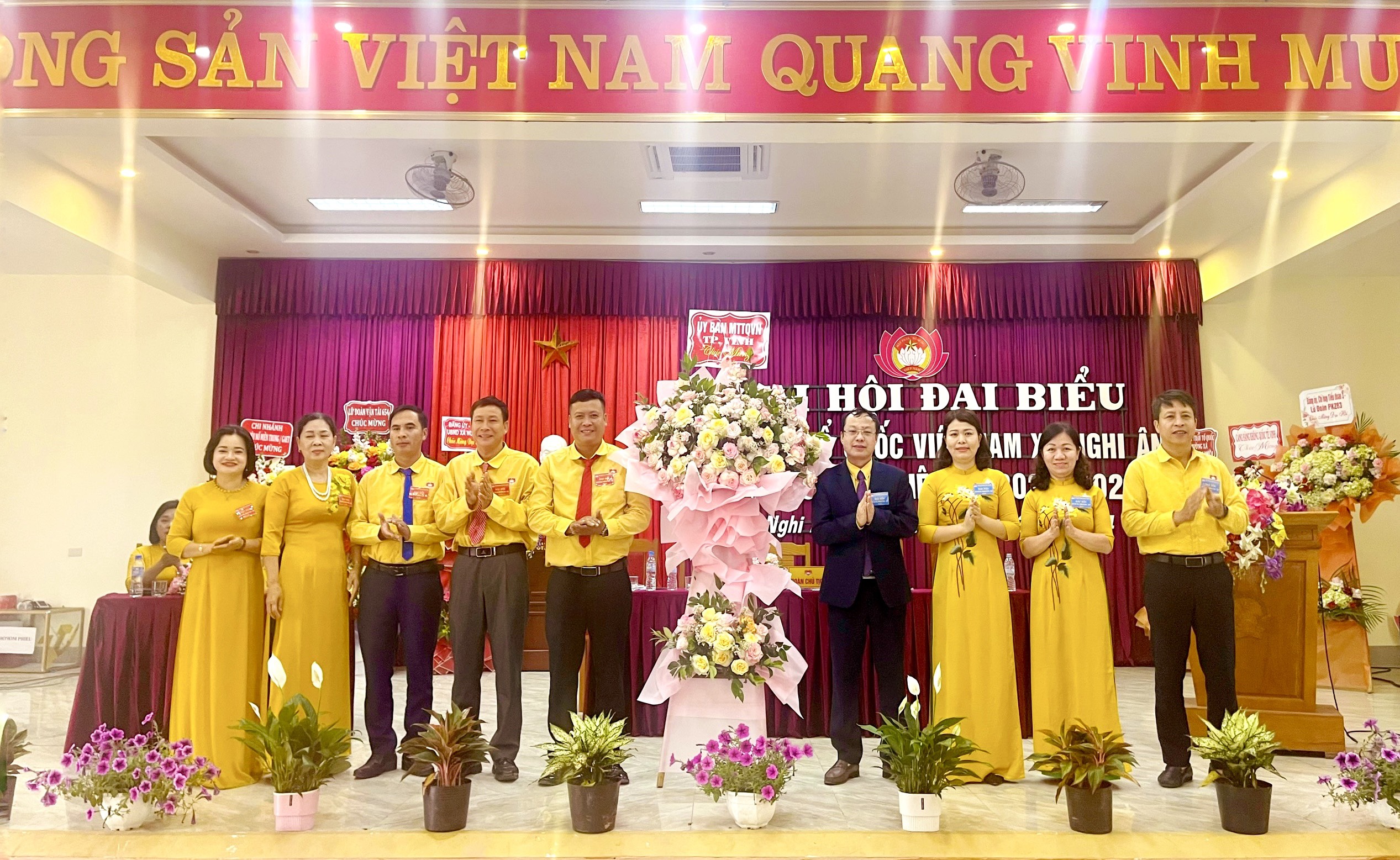 Lãnh đạo MTTQ thành phố tặng hoa chúc mừng Đại hội